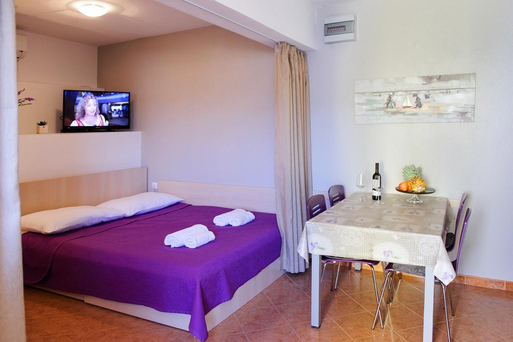 Apartments Zdenka Vinisce Room photo